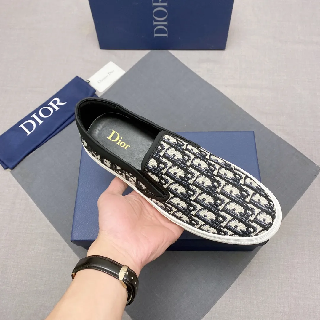 p380, Dior series casual shoes 👟🔥[Dior] Dior's new casual men's shoes are launched in Hong Kong counters. Official website 1:1 production. Original Italian materials. Designed by European and American masters. Perfect shape to create counter quality. Solid color rubber wear-resistant outsole and classic dazzling head! Super versatile and very comfortable. High-end without losing taste, fashionable and novel! ! Absolute focus! Code number: 38-44, three colors available (45 can be customized, cannot be returned or exchanged) No. 005